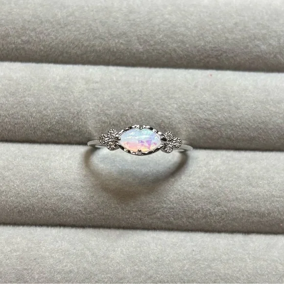 Stunning Sterling Silver White Fire Opal Ring. Size 8 Ring. - Picture 8 of 8